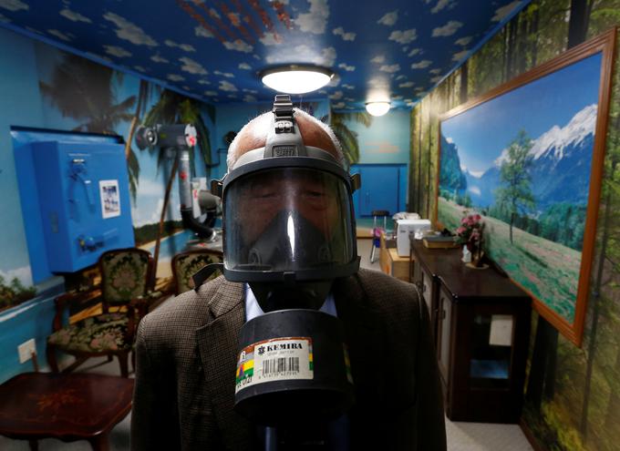 Japonski direktor Seičiro Nišimoto s plinsko masko v modelu jedrskega zaklonišča v svoji hiši | Foto: Reuters