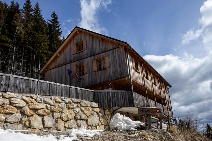 Mozirska koča na Golteh je ves čas odprta. | Foto: Matej Podgoršek