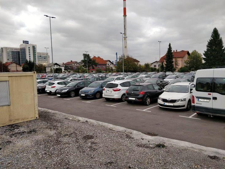 Na zemljiščih, ki so bila nekdaj v lasti ciprskega podjetja, so danes parkirišča. V ozadju poslovna stavba Leka. | Foto: Siol.net/ A. P. K.