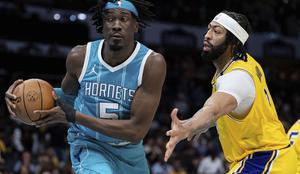 Nesojeni center Lakersov Mark Williams se je pomenljivo odzval na izpad Jezernikov