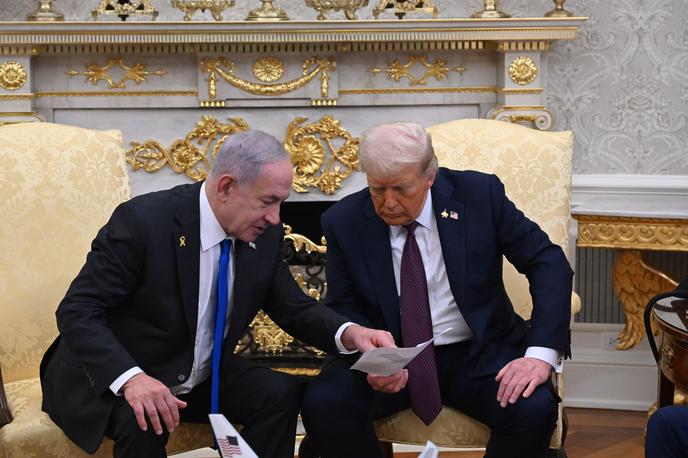 Benjamin Netanjahu, Donald Trump | Načrt predvideva postopen umik IDF iz Gaze, nadzor pa naj bi nato vzdrževale novooblikovane Mednarodne stabilizacijske sile (ISF). Vendar pa Izrael za popoln umik iz enklave zahteva več izpolnjenih predpogojev in zagotovil, ki jih je mogoče interpretirati na različne načine. | Foto Reuters