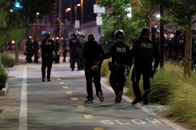 Los Angeles protesti | Trump je zaradi protestov proti racijam Ice v Los Angeles napotil štiri tisoč pripadnikov nacionalne garde in sedemsto marincev, čeprav sta županja Karen Bass in Newsom zatrjevala, da to ni potrebno. | Foto Reuters