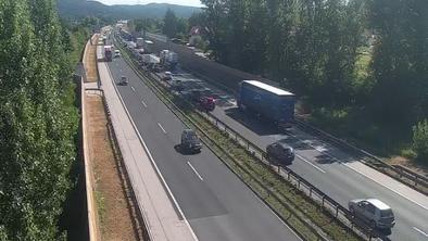 Na nekaterih cestah po državi nastajajo zastoji