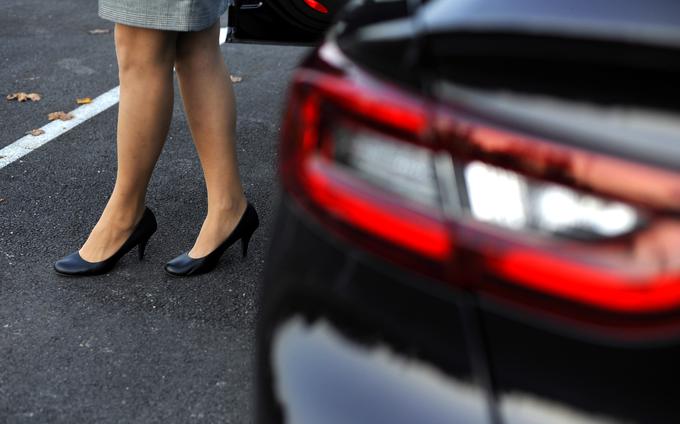 Koliko Slovenk se pred vožnjo avtomobila preobuje iz čevljev s petkami v klasično obutev?  | Foto: Gregor Pavšič