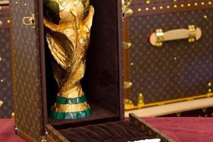 Nogometni pokal počiva v zaboju znamke Louis Vuitton