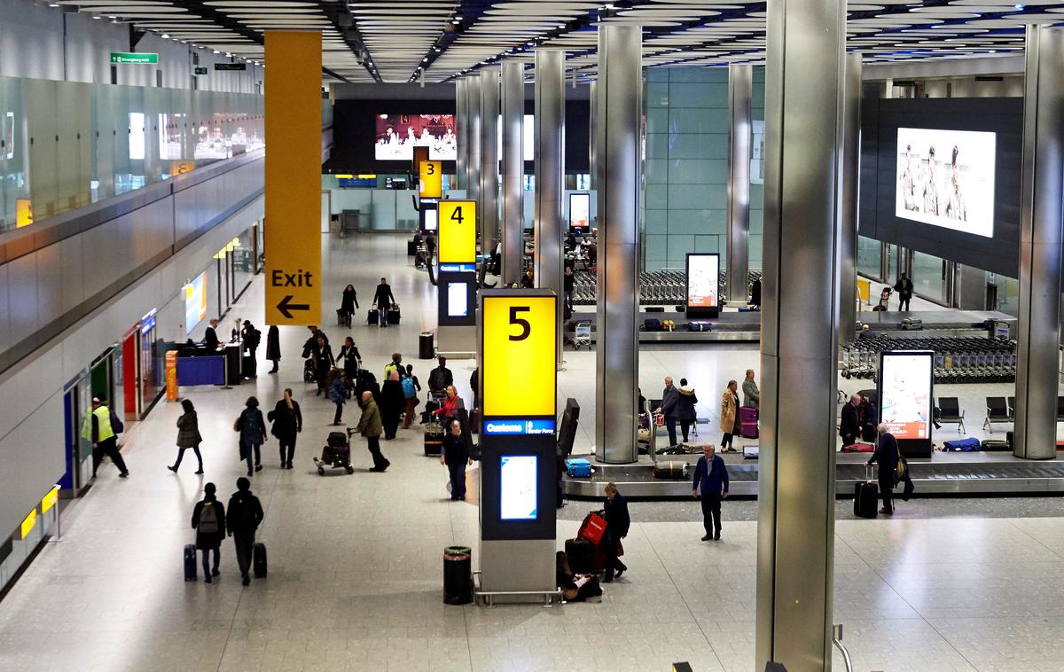 Heathrow, letališče, London | Od danes morajo vsi potniki, ki želijo zapustiti Združeno kraljestvo, pred vstopom na letalo, vlak ali ladjo izpolniti obrazec in dokazati, da sodi njihovo potovanje med eno od dovoljenih izjem za odhod. | Foto Reuters