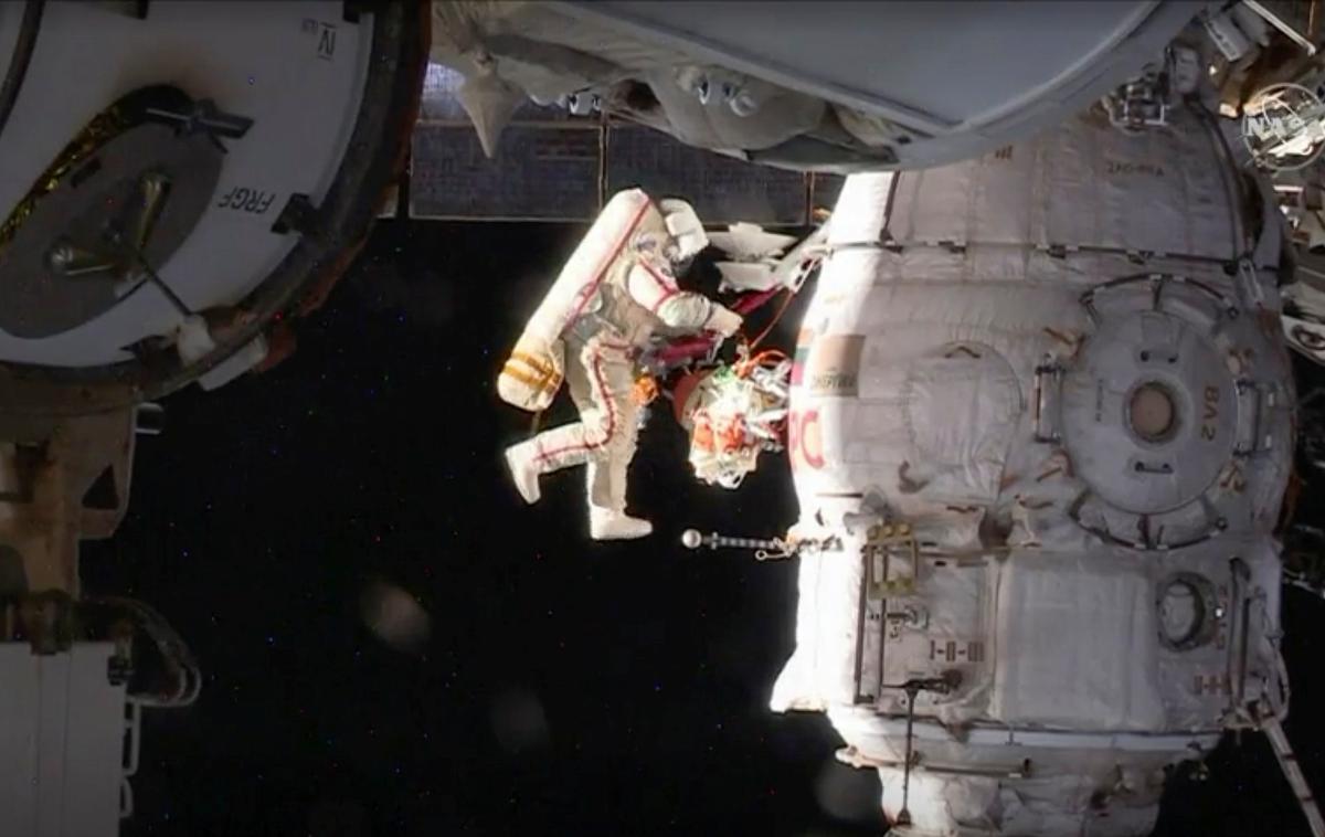 ISS Mednarodna vesoljska postaja | Zasebne polete v vesolje ponujajo tudi druga zasebna podjetja. Ameriški SpaceX namerava turista na polet okoli Lune poslati leta 2023. | Foto Reuters