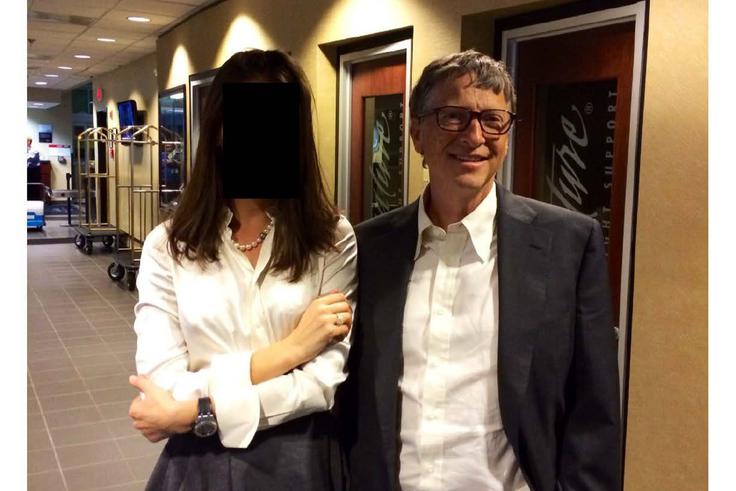 Objavili so tudi fotografijo milijarderja Billa Gatesa z neznano žensko, ki ima zamegljen obraz. | Foto: House Oversight Democrats