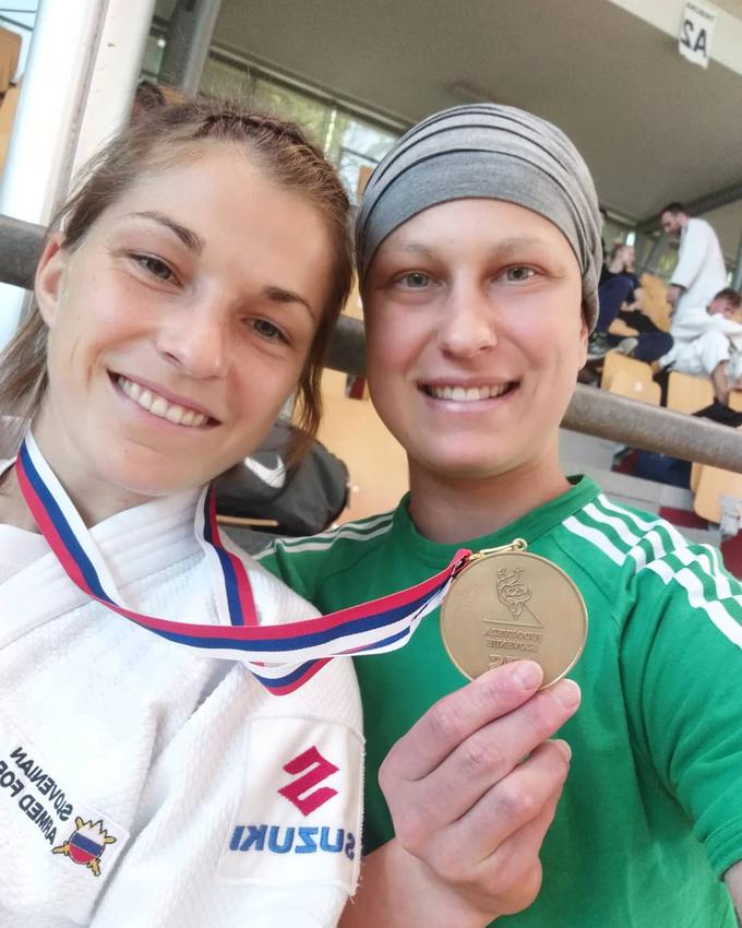 Z mlajšo sestro Marušo, ki je prejšnjo nedeljo osvojila nov članski naslov državne prvakinje v kategoriji do 48 kilogramov. | Foto: Facebook.com/stangarsisters