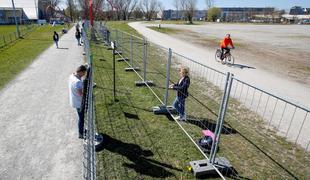 Ljudi z obeh strani meje ločili z ograjo, a ustvarili novo zbirališče #foto