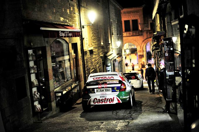 Moderni dirkalniki WRC v starem mestnem jedru San Marina. | Foto: Gregor Pavšič