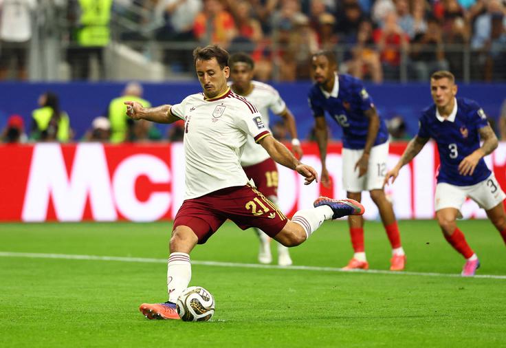 Mikel Oyarzabal je zelo zanesljivo izvedel enajstmetrovko za zgodnje vodstvo Španije. | Foto: Reuters