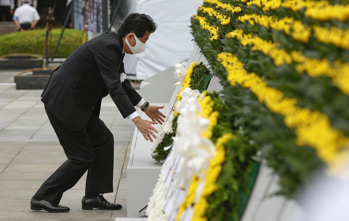 Hirošima | V Hirošimi je zaradi eksplozije atomske bombe skupaj umrlo 140 tisoč ljudi. Na fotografiji japonski premier Šinzo Abe. | Foto Reuters