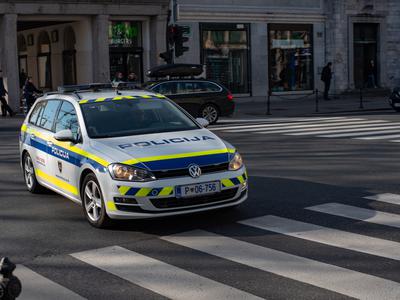 Avtobus trčil v peško. Huje poškodovano odpeljali v bolnišnico.
