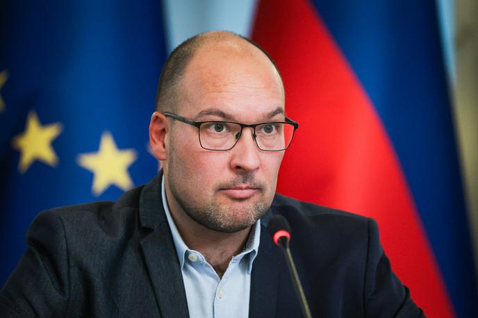 Aleš Kocjan | "Razlog za izločitev so bili nekateri pretekli komentarji Aleša Kocjana o konkretni zadevi, takrat v vlogi novinarja in urednika, ki bi lahko vplivali na videz nepristranskosti odločanja v zadevi," so zapisali na KPK. | Foto STA