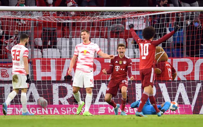 Thomas Müller je popeljal Bavarce v vodstvo že v 12. minuti, nato pa so do 58. minute padli še štirje zadetki. Po dva na vsaki strani. | Foto: Reuters