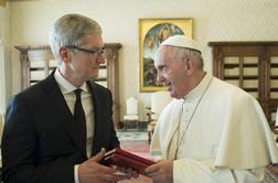 Fotozgodba: Zakaj je homoseksualni direktor najvrednejšega podjetja na svetu obiskal papeža?