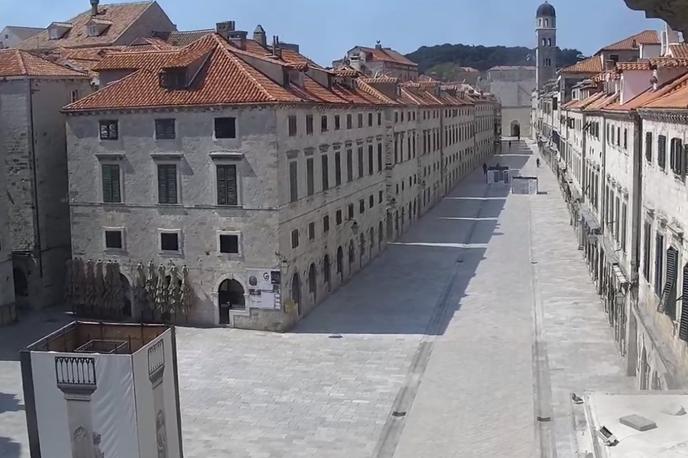 Stradun | Tako je na spletni kameri, ki prikazuje prenos v živo iz Dubrovnika, danes videti sloviti Stradun. Na ulici ni tako rekoč nikogar. | Foto Matic Tomšič / Posnetek zaslona