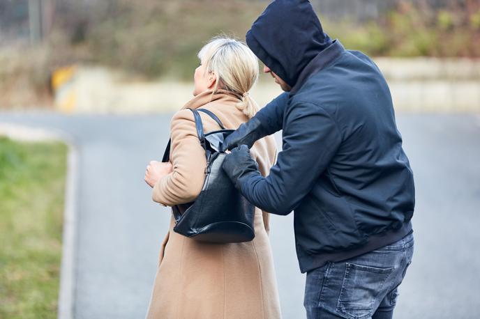 Rop, tat | Moška sta se po kraji s skuterjem odpeljala dalje, so danes sporočili s Policijske Maribor. | Foto Shutterstock