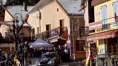 Ogier na vrhu, Neuville odpadel iz boja za zmago