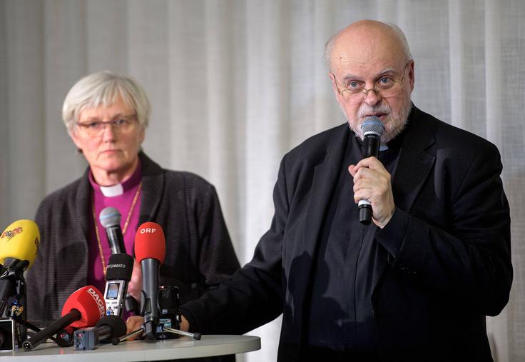 Švedska je večinsko protestantska država, v kateri živi le nekaj več kot 126 tisoč katoličanov. Ti so večinoma priseljenci oziroma imajo priseljenske korenine. Na fotografiji: Anders Arborelius in nadškofinja Antje Jackelen, ki je na čelu luteranske Švedske cerkve. | Foto: Guliverimage