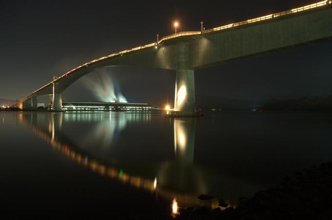 Most je visok 43 metrov, po jezeru Nakaumi pod njim plujejo tudi ladje.  | Foto: Thomas Hilmes/Wikimedia Commons