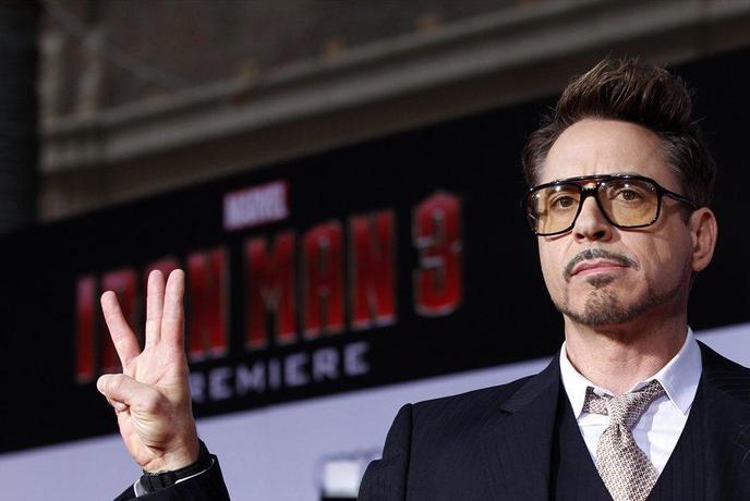 Igralec Robert Downey Jr. preseneča v duetu s Stingom (video)