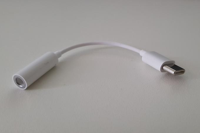 Huaweiju P20 je sicer priložen pretvornik signala (na fotografiji) za uporabnike, ki želijo vanj priključiti svoje stare slušalke, a to zgolj pomeni, da moramo s sabo nositi še eno stvar več.  | Foto: Matic Tomšič