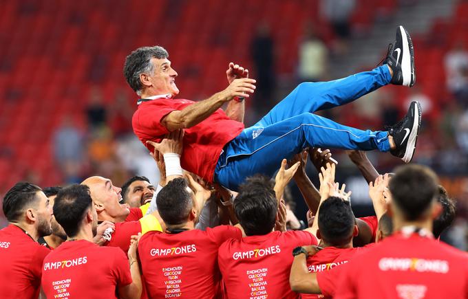 Jose Luis Mendilibar se je po velikem uspehu Seville znašel na rokah igralcev. | Foto: Reuters
