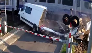 Neverjeten posnetek: voznik kombija ostal ujet na železniškem prehodu, ko je pripeljal vlak #video