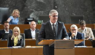 Minister Poklukar uspešno prestal interpelacijo