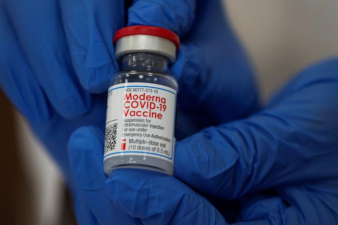 Cepivo Moderne je eno od dveh cepiv na osnovi tehnologije mRNA, katerih uporaba je dovoljena tako v Evropski uniji kot tudi v ZDA, Združenem kraljestvu in Kanadi. | Foto: Reuters