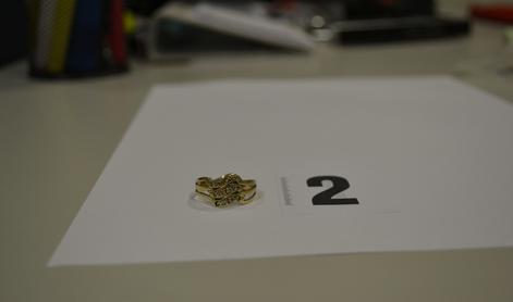 Policisti zasegli več kosov nakita, zdaj iščejo lastnika #foto