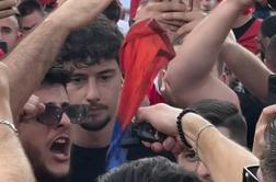 Vroče v Tirani, albanski navijači trgali in uničevali srbske zastave!