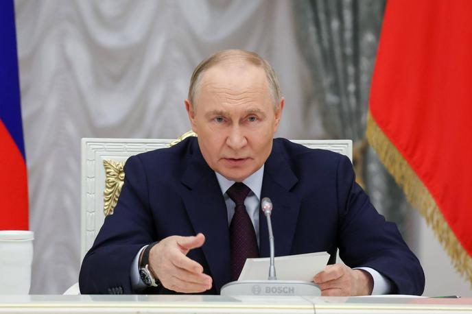 Vladimir Putin | Vladimir Putin se je ostro odzval na trditve nemškega kanclerja, da Rusija pripravlja scenarije za napad na Nato | Foto Guliverimage