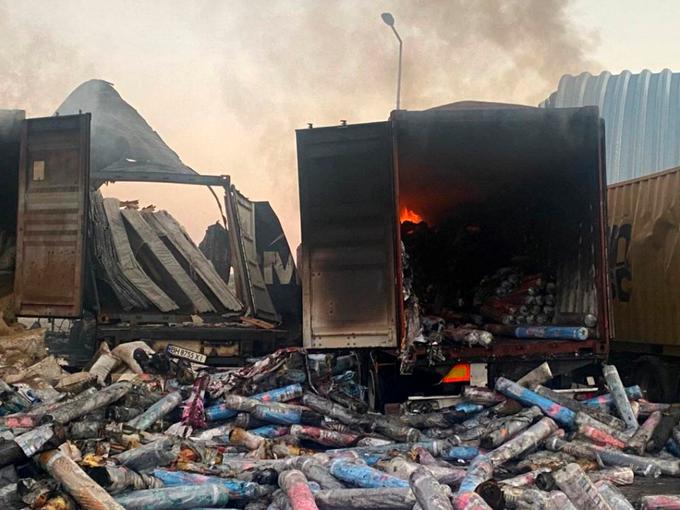 Uničeni in poškodovani so številni objekti.  | Foto: Reuters