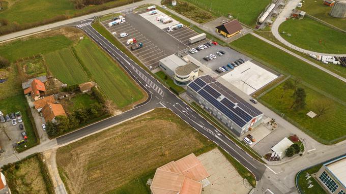 Izgradnja prve povezovalne ceste v Ekonomsko-poslovni coni Trnovlje – jug. | Foto: Matjaž Očko