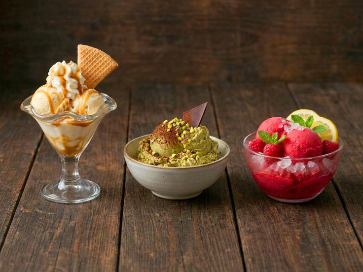 Primerjava treh tekstur: kremast sladoled, gelato in sorbet. (Slika je ustvarjena s pomočjo umetne inteligence.)  | Foto: Spar