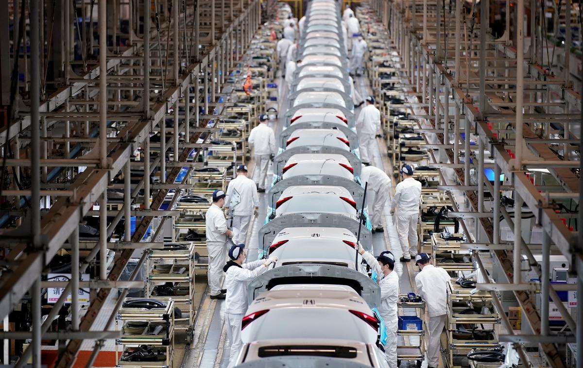 Proizvodnja | Čeprav pričakujejo, da se bo število samoizolacij pričelo zmanjševati bo avtomobilska industrija še naprej ohromljena zaradi pomanjkanja polprevodnih čipov. | Foto Reuters