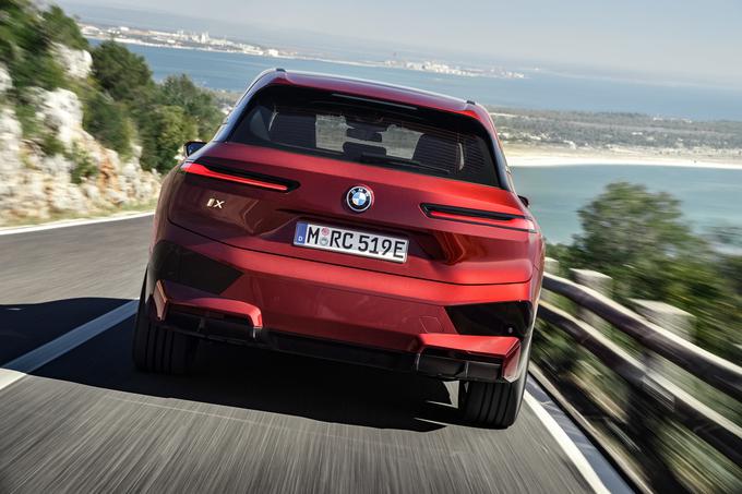 BMW iX je sicer še koncept, a njegova oblika, tehnične podrobnosti in zasnova potniške kabine se bodo prenesle v serijski izdelek. | Foto: BMW