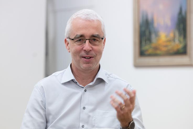 "Da ljudje lahko delajo in od tega dostojno živijo, je največ, kar lahko človek naredi za svoje življenje in sprejetost v svojem okolju," je prepričan Peter Tomažič. | Foto: STA