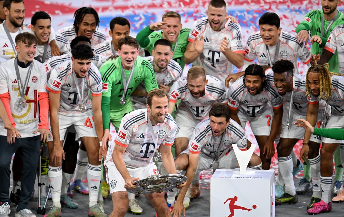 Bayern prvak Harry Kane | Bayern je prejel pokal za naslov prvaka. Sploh prvič v karieri je Harry Kane dvignil eno od lovorik. | Foto Reuters