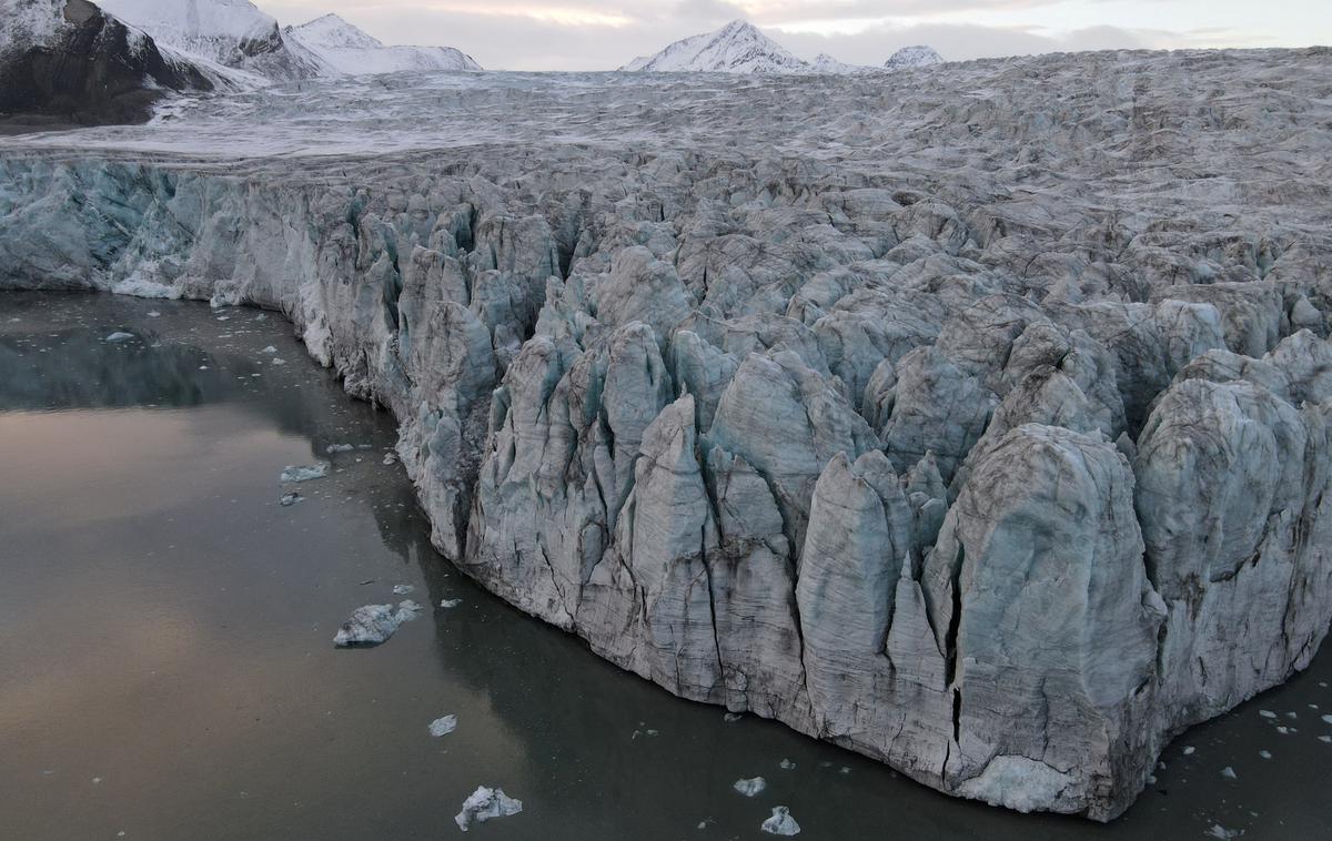 Norveška ledenik | Glede svetovnih ledenikov, za katera obstajajo večletna opazovanja, so tako med oktobroma 2021 in 2022 zabeležili izgubo debeline za več kot 1,3 metra, ki je več od povprečja v zadnjem desetletju. Kumulativna izguba debeline od leta 1970 pa znaša že skoraj 30 metrov. | Foto Reuters