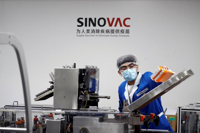 Kitajsko podjetje Sinovac Biotech je moralo prekiniti testiranje cepiva CoronaVac. | Kitajsko podjetje Sinovac Biotech je moralo prekiniti testiranje cepiva coronavac. | Foto Reuters