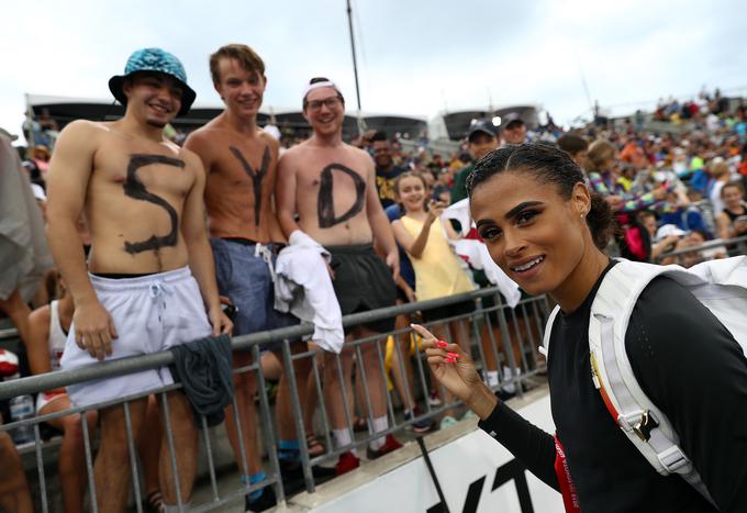 Med navijači in atletskimi navdušenci je zelo priljubljena. | Foto: Getty Images