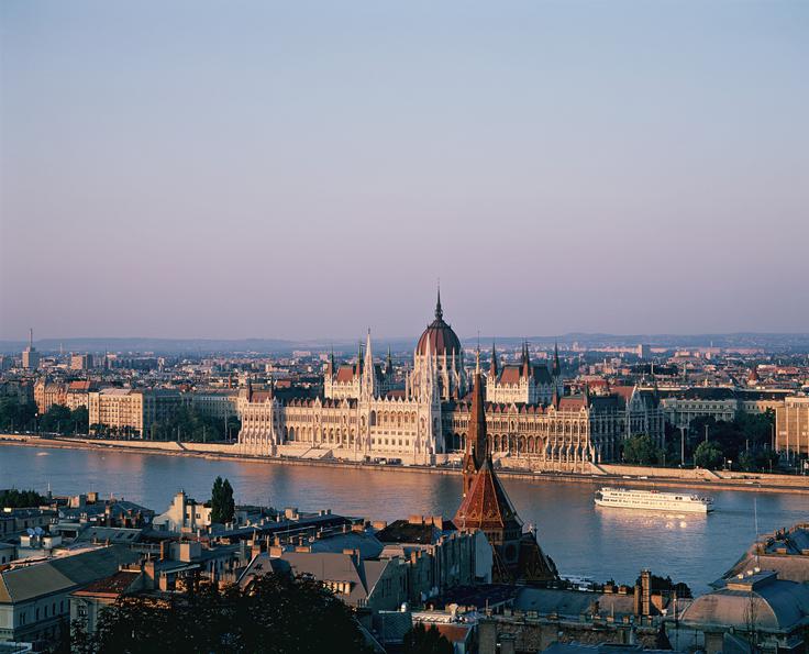 Avarska država je imela jedro v Panonski nižini, tam, kjer so prej živeli prav tako nomadski in vzhodnoazijski Huni, nekaj desetletij po uničenju avarske države (konec 9. stoletja) pa so prišli novi nomadi, tokrat ugrofinsko govoreči Madžari. Čeprav so nekateri domnevali, da so ostanki Avarov pričakali Madžare in se zlili z njimi, pa genetske raziskave ne ugotavljajo kontinuitete med Avari in Madžari. Na fotografiji: Budimpešta. | Foto: Guliverimage