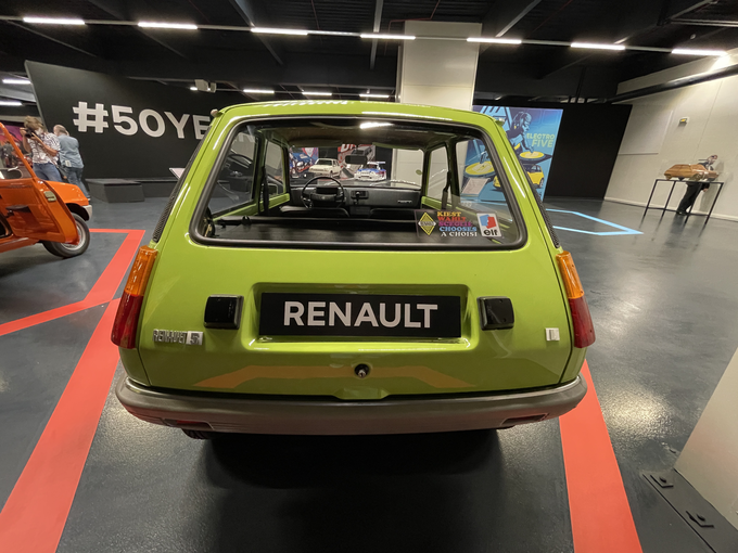 Renault je začel prve modele R5 izdelovati leta 1972. Zaščitni znak teh avtomobilov so bile tudi izrazito tople barve. | Foto: Gregor Pavšič