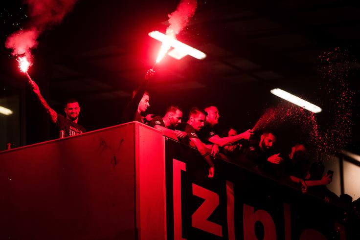Nogometaši Celja so se po tekmi družili z navijači in si dali duška tudi s pirotehniko. | Foto: Grega Valančič/Sportida