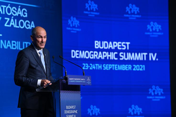"Vprašanja demografije so zaradi negativnih trendov eden izmed pomembnih problemov, ki stojijo pred celotno Evropo. Trenutno ni dežele na tem svetu, ki ne bi bila odvisna od demografskih vprašanj," je dejal Janša. | Foto: Kabinet predsednika vlade
