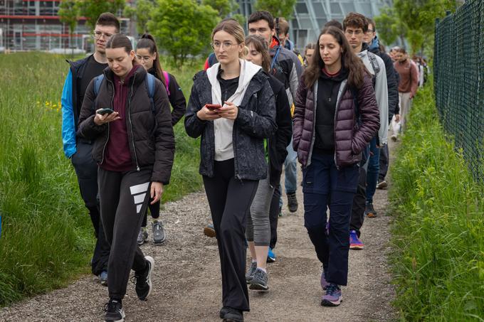 Več tisoč ljudi se je odpravilo na pohod Pot ob žici. | Foto: Bor Slana/STA